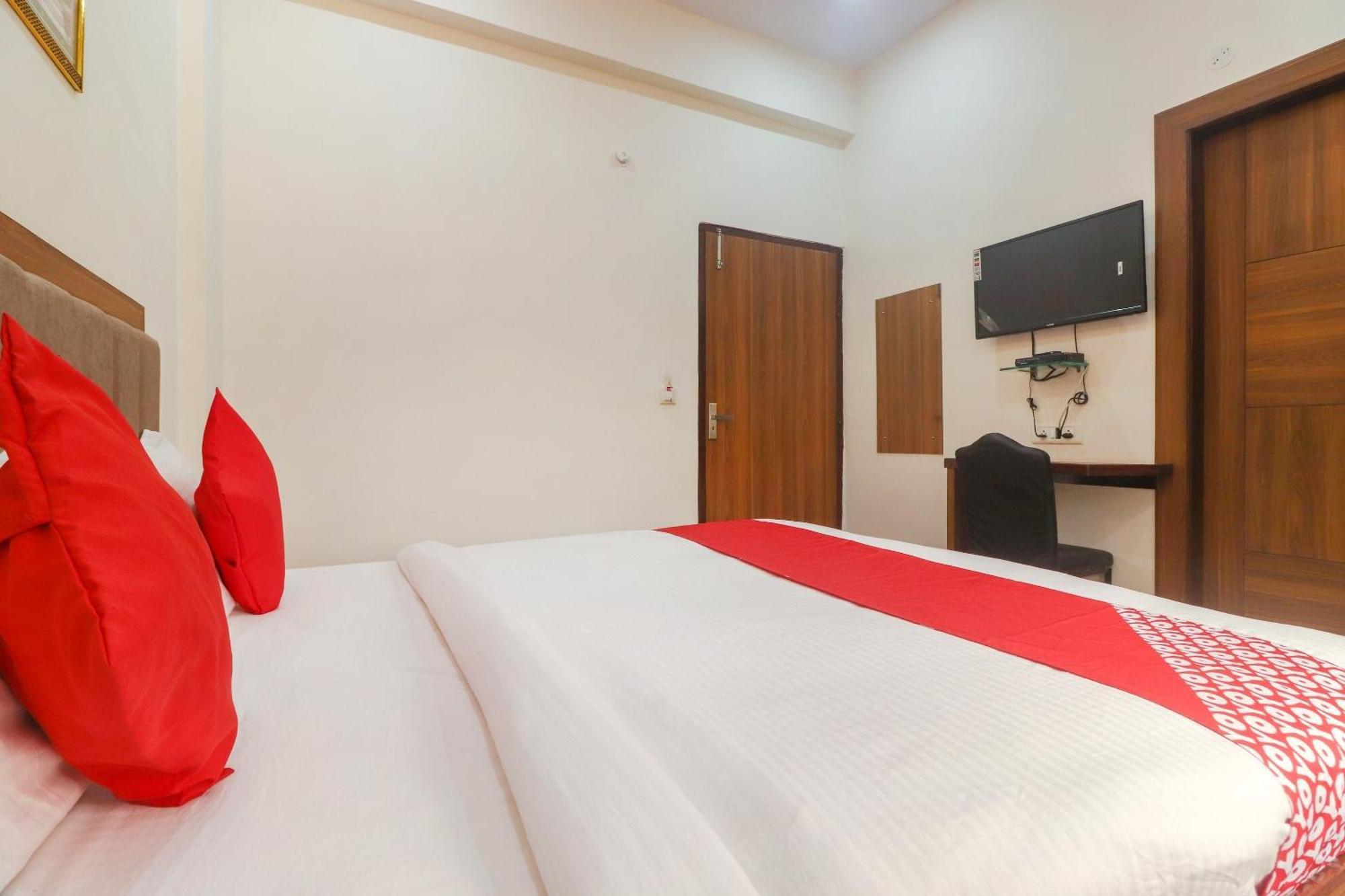 โอโย 62646 ทัช คลาสสิก Hotel Tajganj ภายนอก รูปภาพ