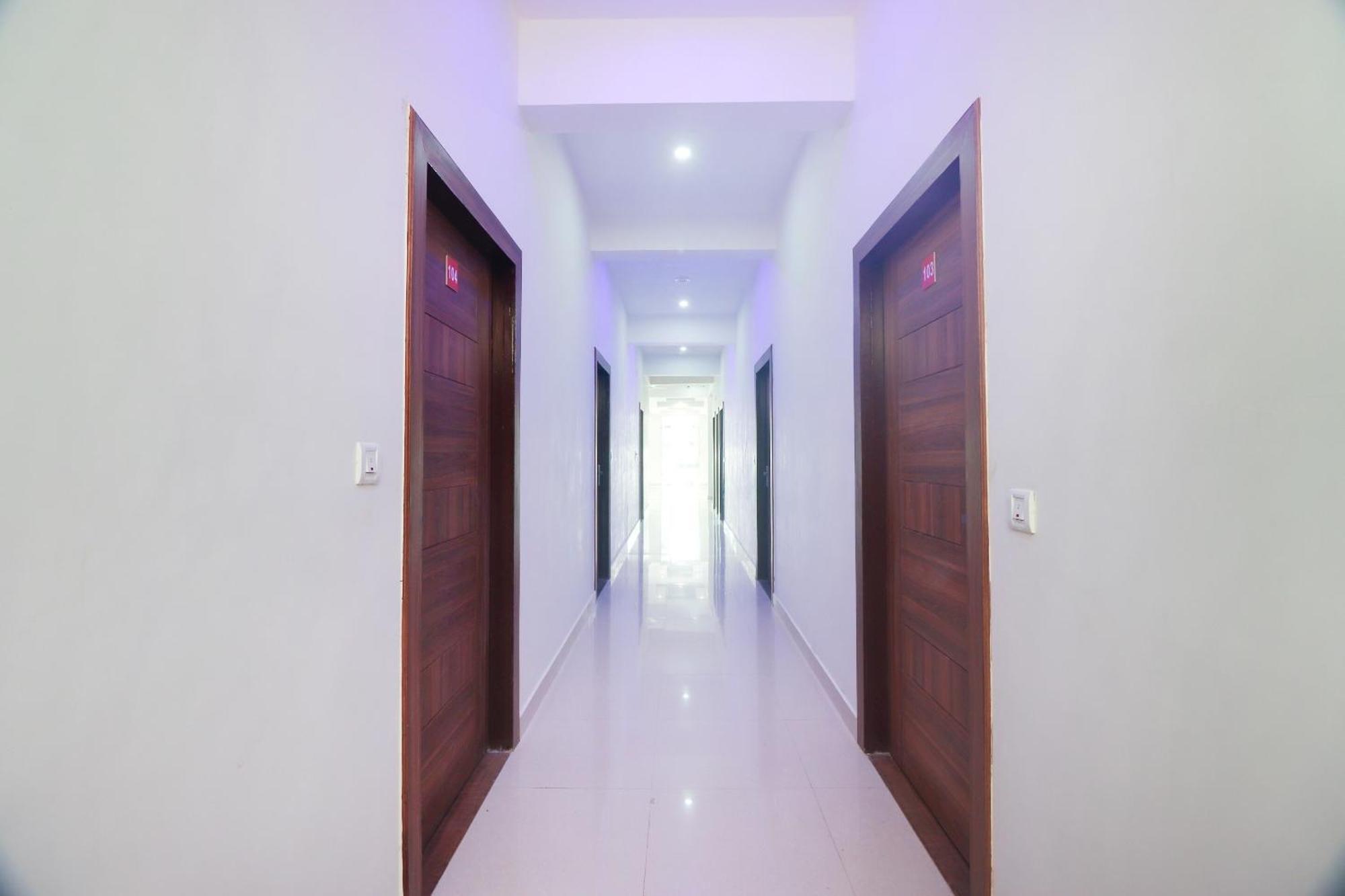 โอโย 62646 ทัช คลาสสิก Hotel Tajganj ภายนอก รูปภาพ