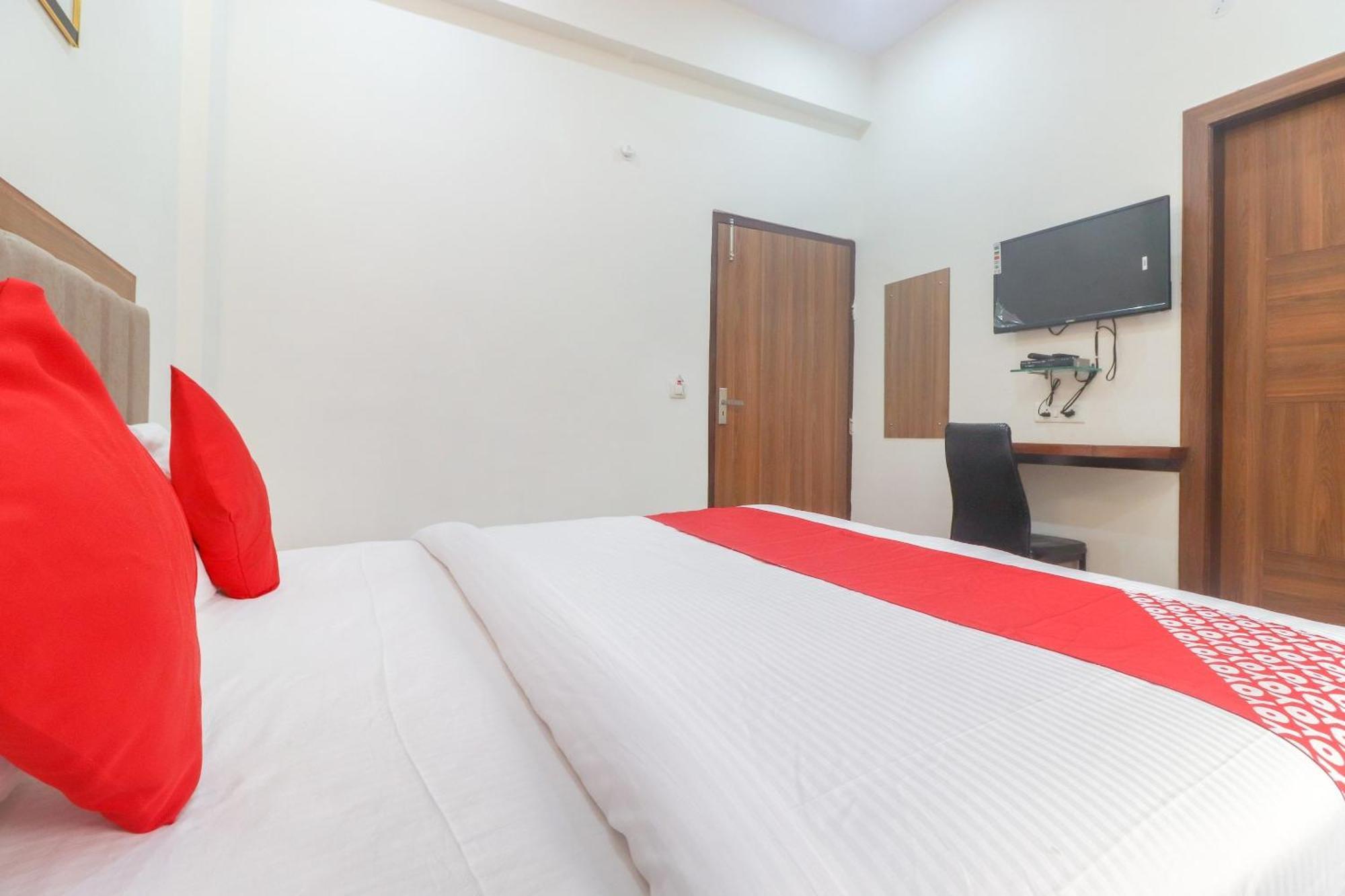 โอโย 62646 ทัช คลาสสิก Hotel Tajganj ภายนอก รูปภาพ