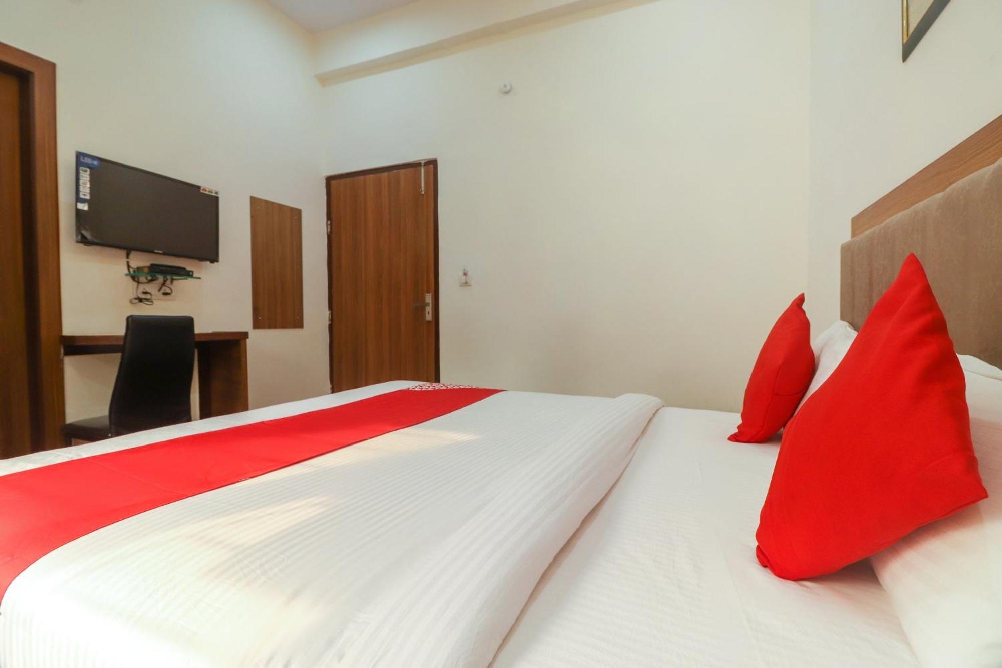 โอโย 62646 ทัช คลาสสิก Hotel Tajganj ภายนอก รูปภาพ